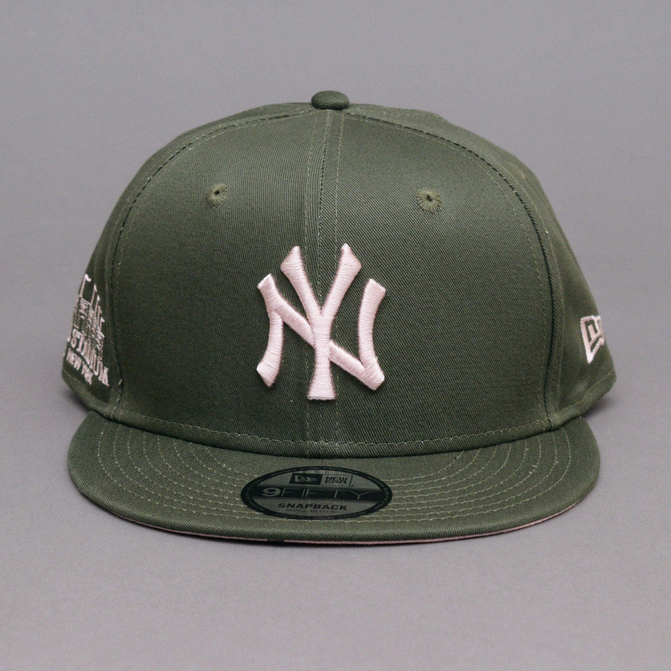 New Era - NY Yankees 9Fifty Side Patch Medium - Snapback - Olive/Pink